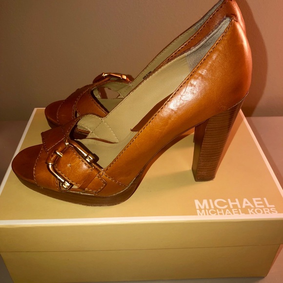 Michael Kors Milan Pumps - Picture 2 of 5